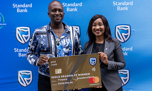 Idols SA Season 18 Winner, Thapelo Molomo receives a R350,000 cheque from Standard Bank