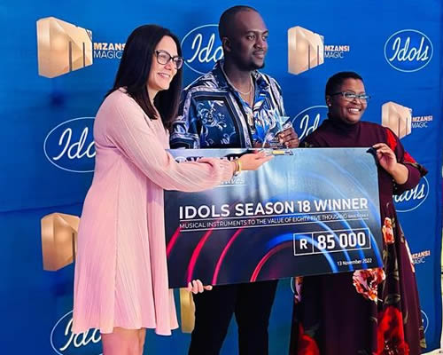 Idols SA Season 18 winner Thapelo Molomo receives a R85,000 cheque from Yamaha
